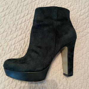 Vince Camuto VV-Jessillia Black Suede Booties. Size 7.5